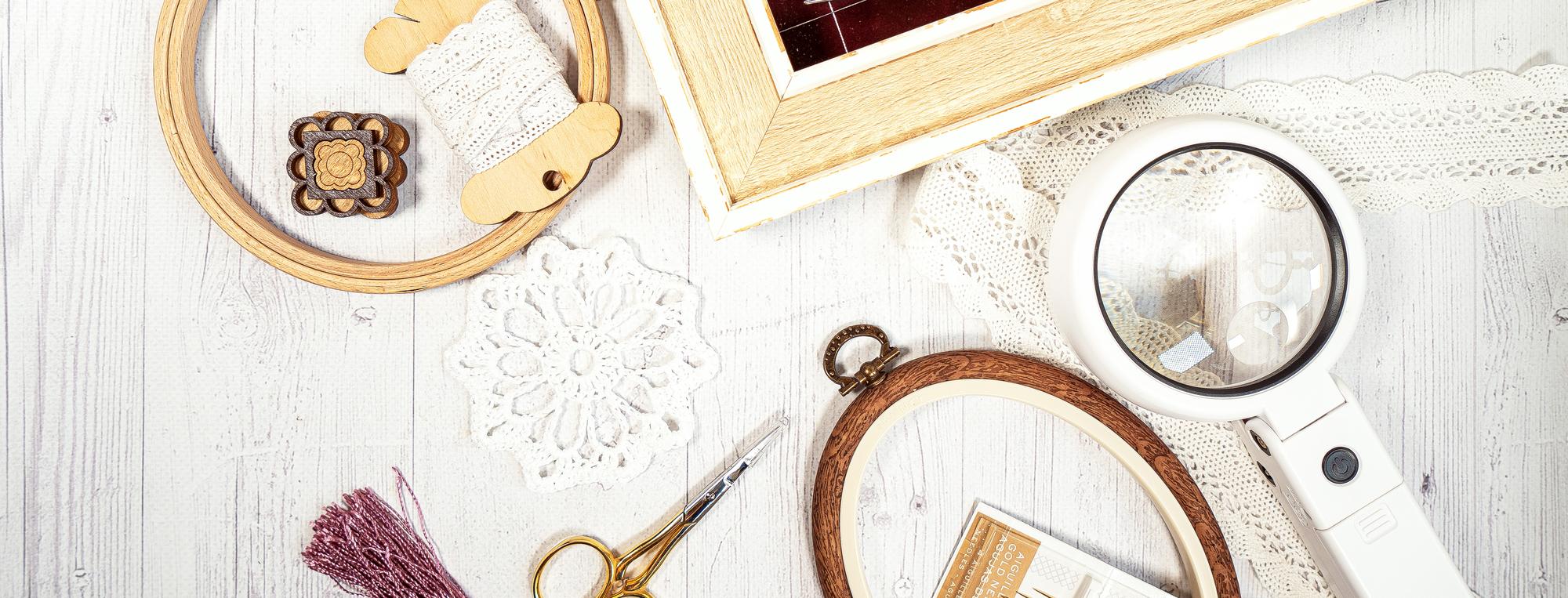 Ingresso dell'atelier con tavolo da lavoro