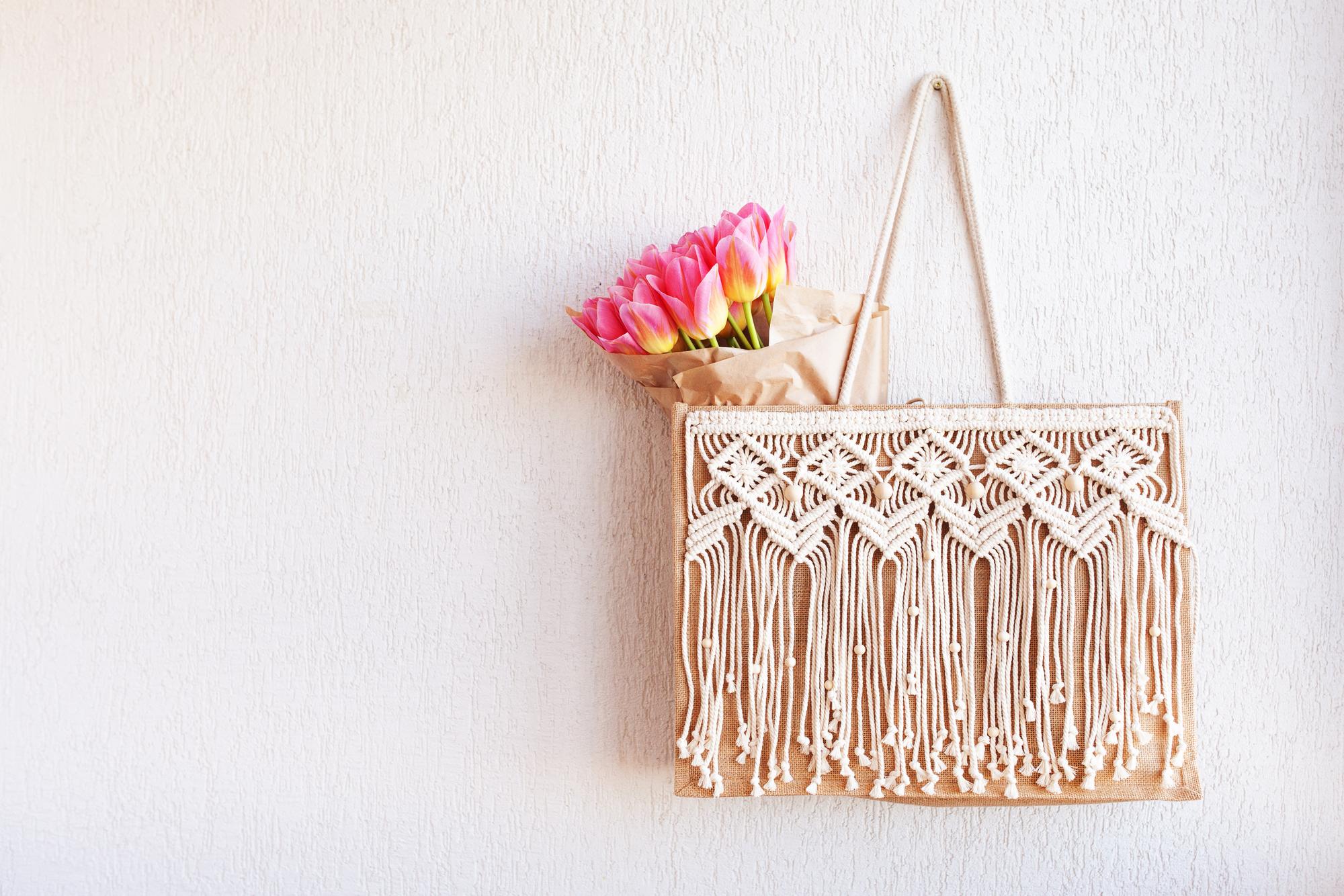 Borsa ricamata con fiori stilizzati